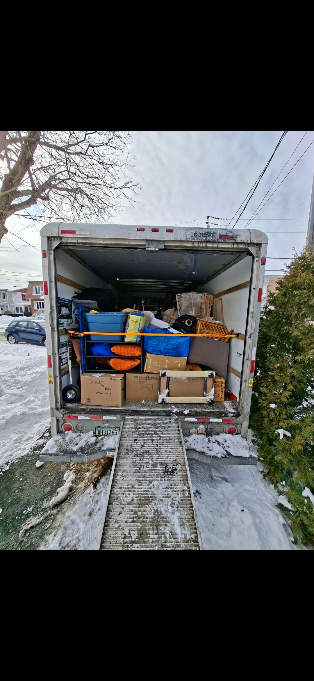 Camion chargé de meubles en hiver