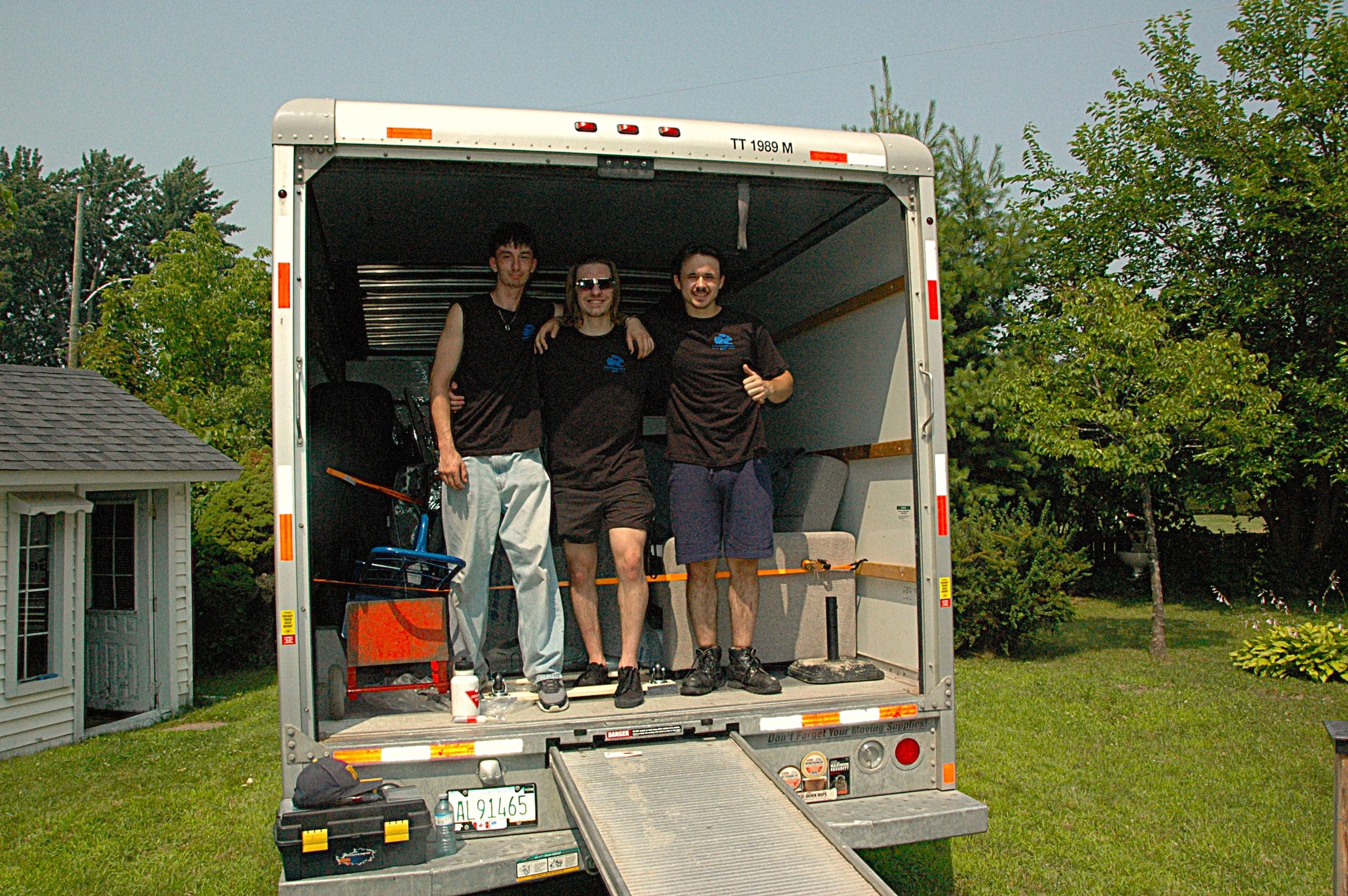 L'équipe Déménagement BGB dans le camion